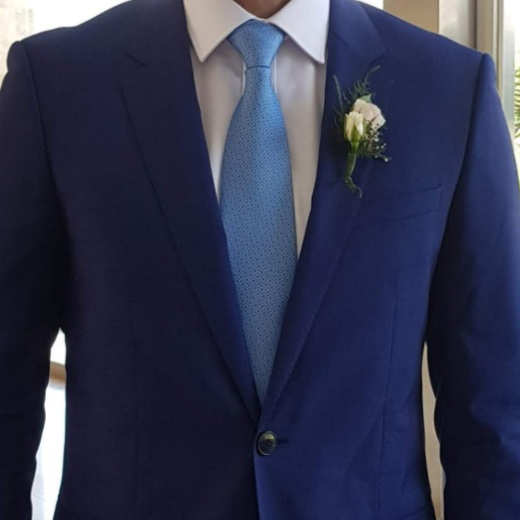 E - Boutonier para pecho de Mini Rosas Blancas