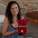 Cubo Coquette: Flor de orquídea + 6 rosas.